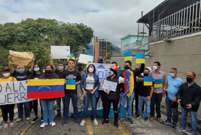 Protestan en la embajada de Rusia en Caracas contra invasión a Ucrania