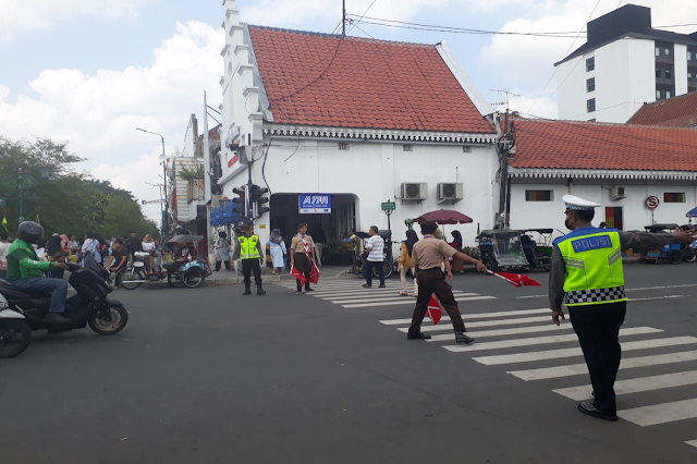 Pramuka SMK-SMTI Yogyakarta Membantu Pengamanan Pasca Lebaran di Sekitar Jalan Abu Bakar Ali 