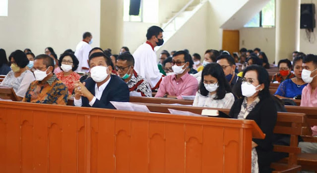 Bupati Simalungun bersama istri saat ibadah berlangsung di Gereja HKBP Parapat