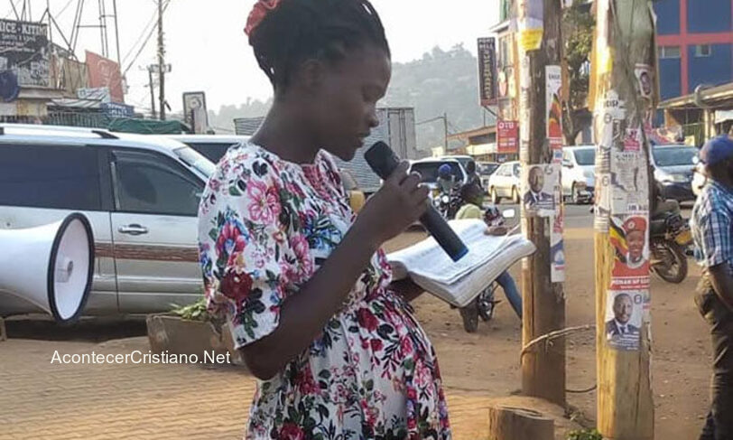 Mujer embarazada predicando en la calle
