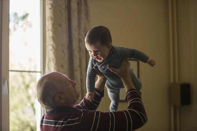 abuelo jugando con su nieto bebe