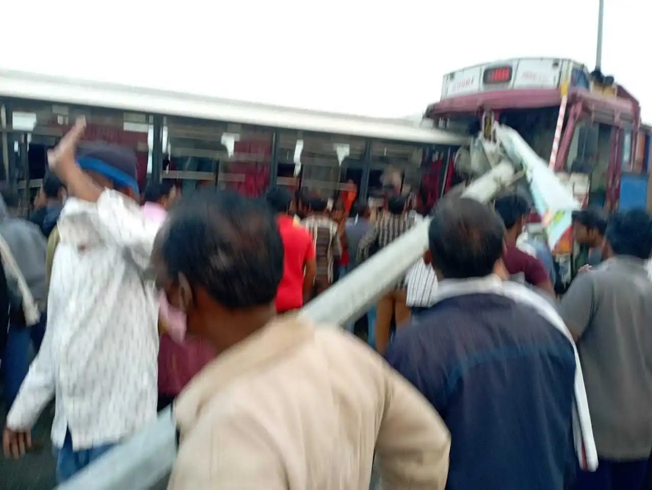 चंद्रपूर-नागपूर महामार्गावर खासगी बस-ट्रकचा भीषण अपघात - Batmi Express,Chandrapur,Accident,Chandrapur Live,Accident News,Warora,Chandrapur News Live,C