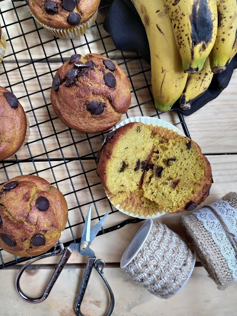 Muffins de plátano y cúrcuma con chips de chocolate. Receta fácil, saludable, desayuno, merienda, postre. Healthy Con horno Ricos, tiernos esponjosos Cuca