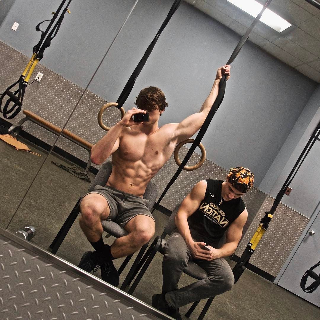 sexy-gym-buddies-strong-young-guys-selfie