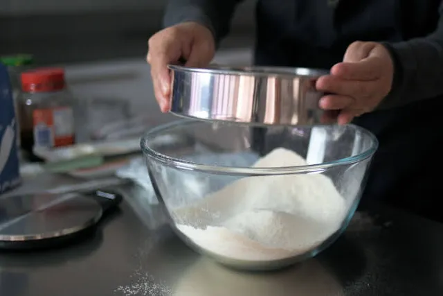 sieve flour with ginger powder