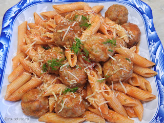 Paste cu chiftele reteta penne cu chiftelute de porc marinate in sos tomat de rosii retete mancare mancaruri carne branza,