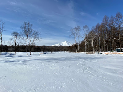 雪が降り積もった北軽井沢。遠くに浅間山が見える。