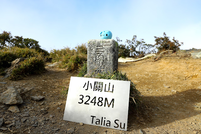 小關山位在中央山脈南一段上的百岳山頭。