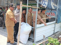 SEKDAKAB MOJOKERTO TINJAU TEMPAT PEMBUANGAN SAMPAH LIAR DI DESA SEKARGADUNG KECAMATAN PUNGGING