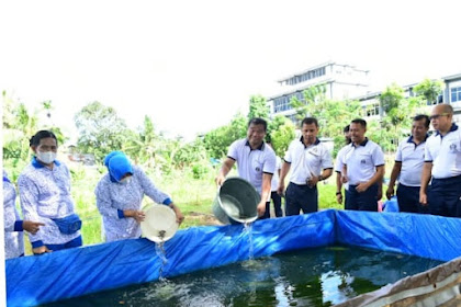 Komandan Lantamal XIV Sorong Tebar 3.000 Benih Ikan Lele Untuk Mendukung Program Ketahanan Pangan