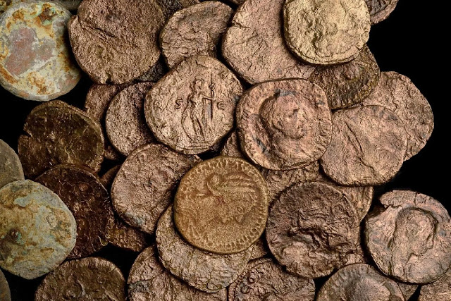 Monedas de bronce procedentes de un antiguo naufragio frente a la costa de Cesarea. Crédito de la imagen: Dafna Gazit, Autoridad de Antigüedades de Israel.