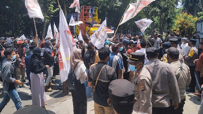 Ratusan Warga Sembalun Kepung Kantor Bupati Lombok Timur, Ini Persoalannya