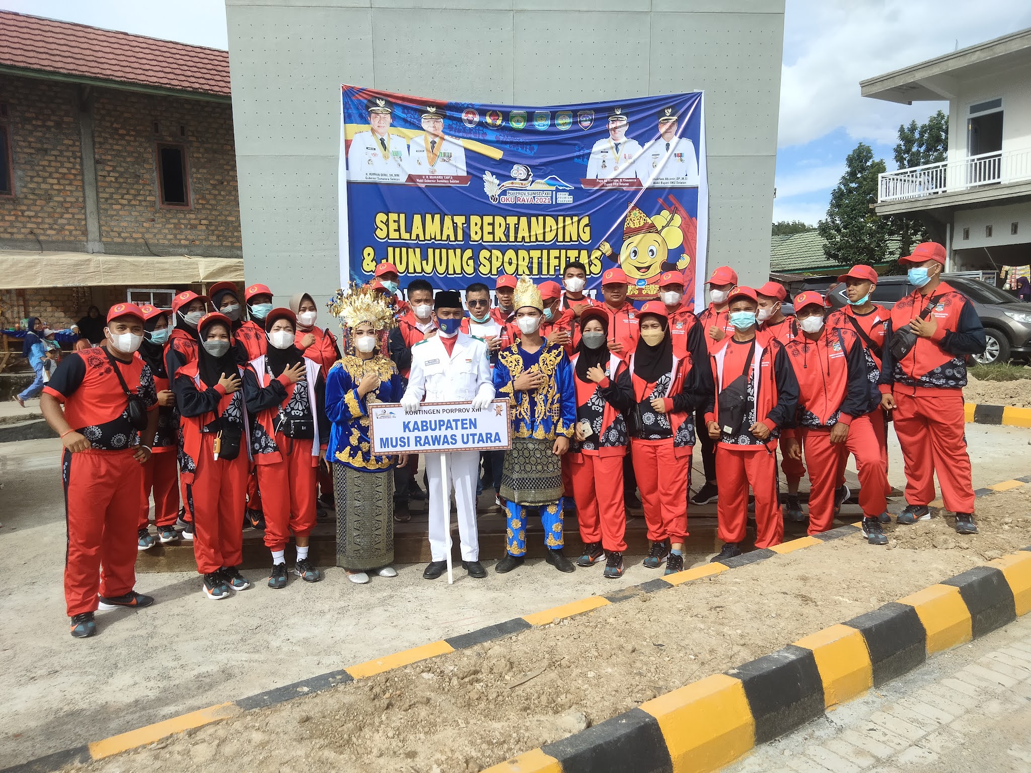 Poto bersama ketua KONI bersama kontingen Muratara