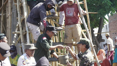 Kunjungi Kecamatan Utan, Wabup Sumbawa Serahkan Bantuan Pembangunan Masjid dan Turun Langsung Bergotong Royong