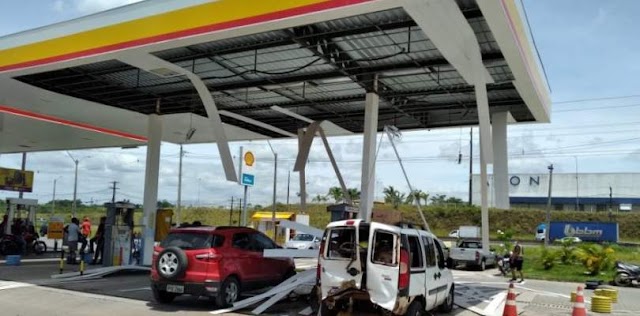 Acidente destrói parte de veículo e estrutura de posto de gasolina em Simões Filho; veja vídeo