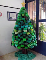 Árboles de Navidad DIY con materiales reciclados