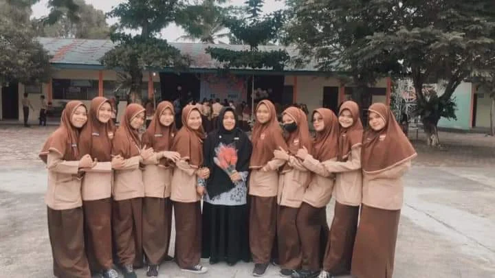 Jadi Guru Favorit Siswa di SMAN 3 Bireuen, Yuk Simak Keseharian Maisarni di Sekolah