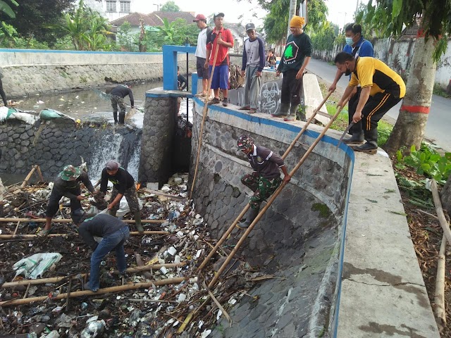 Cegah Banjir, Babinsa Bersama Dinas Terkait dan Warga Bersihkan Sungai