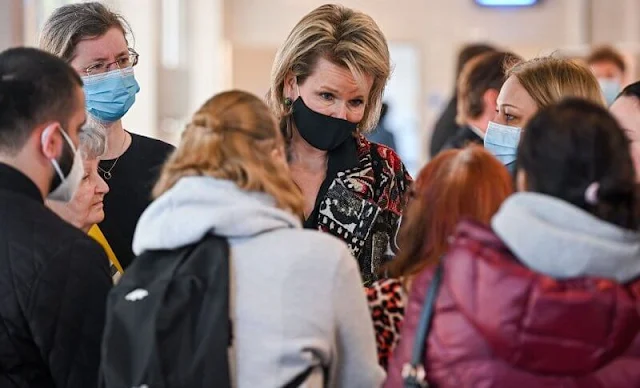 Queen Mathilde wore a jacquard coat from ZARA. Ukranian refugees are given an emergency place to stay for a few days