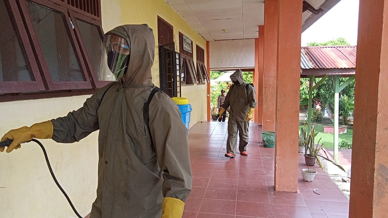 Putus Mata Rantai Covid19, Brimob Polda Aceh Semprot Disinfektan di SMU N 4 Kota Lhokseumawe