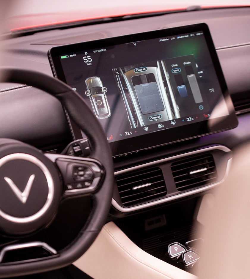 VinFast VF 8 hỗ trợ điều khiển chức năng trên xe qua giọng nói hoặc thông qua ứng dụng VinFast app trên điện thoại