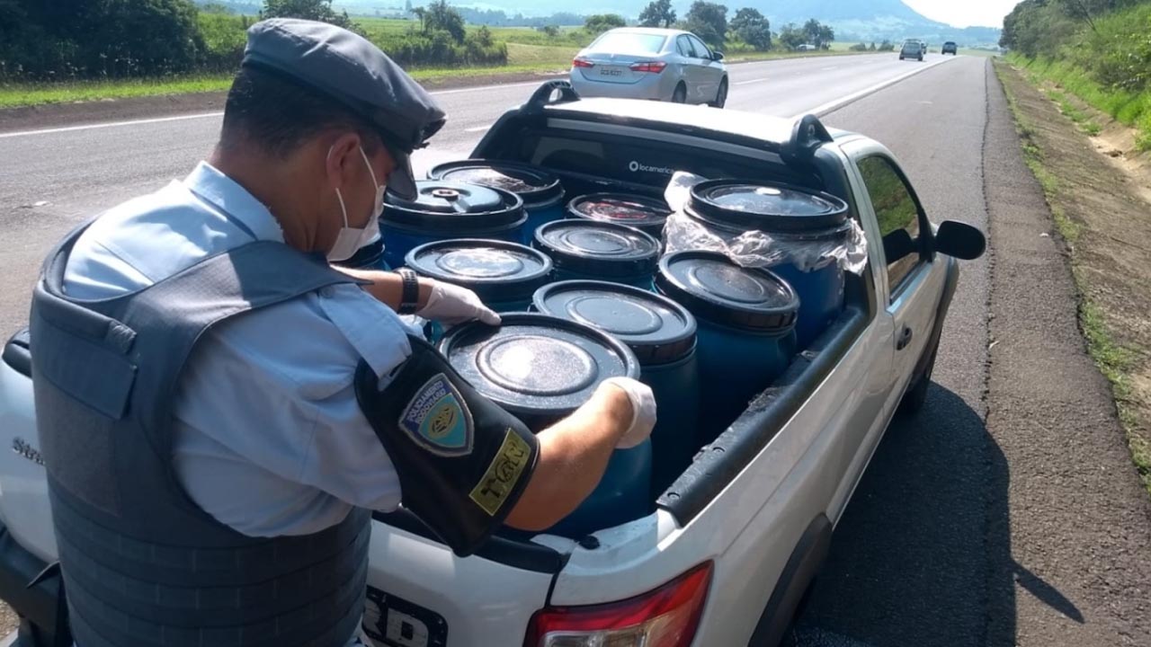 Polícia Rodoviária apreende carga furtada de óleo vegetal na Castelo Branco