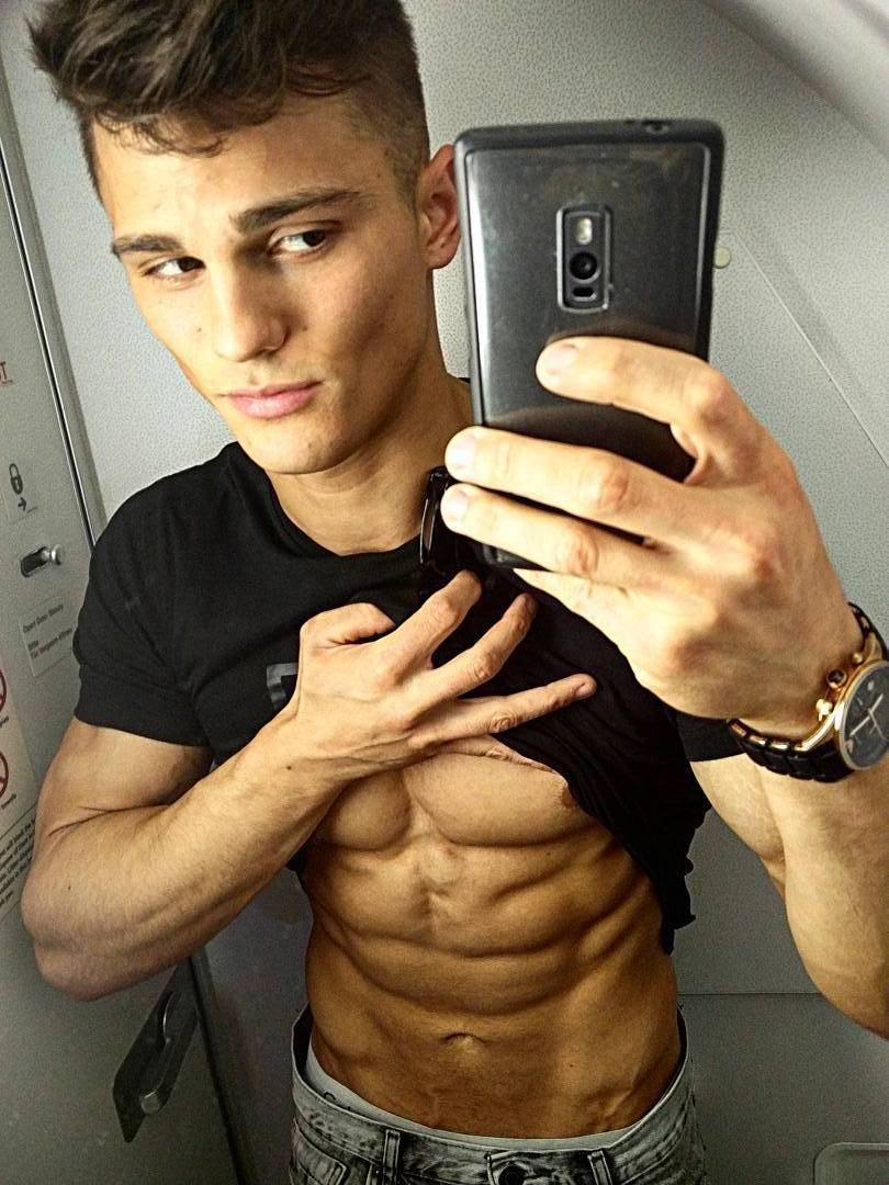 barechest-sexy-male-selfies-alexander-demirel