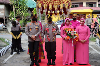 Tarian Paduppa Sambut Kedatangan Kapolres Enrekang Yang Baru