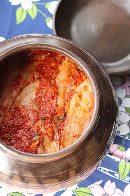 kimchi préparé en jarre de terre cuite coréenne