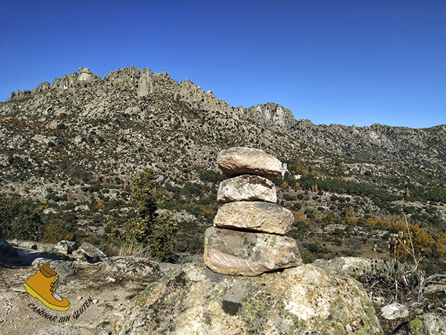 HITO DE PIEDRAS EN UN SENDERO DE LA CABRERA