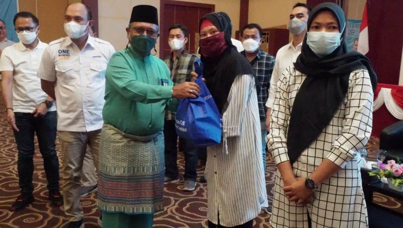 Kementerian BUMN dan Garda Bernas Kepri Berikan Bansos Sembako dan Gelar Pasar Murah di 3 Kabupaten