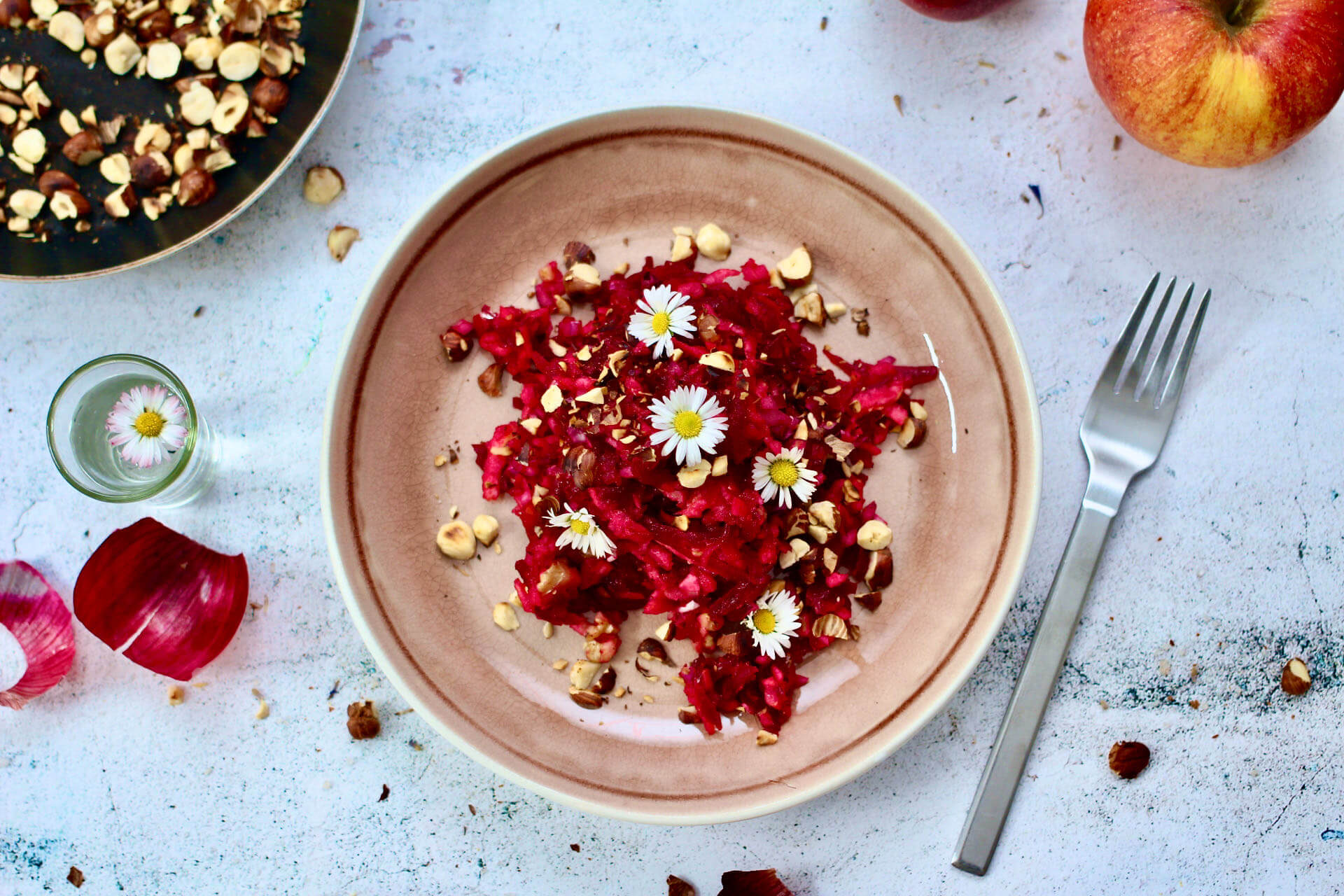 ROTE-BEETE-SALAT MIT GÄNSEBLÜMCHEN