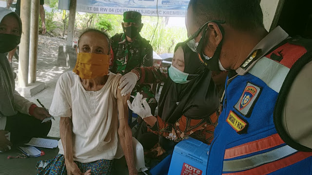 Pejuang Vaksinasi Sasar Lansia dan Ibu Hamil di Desa Tambak Kalisogo