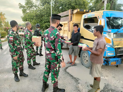 Semarakkan Ramadhan, Satgas Pamtas Yonif 711/Rks Bagikan Takjil Kepada Masyarakat