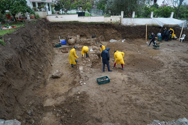 Οι αρχαιολόγοι εργάζονται στην αρχαία πόλη της Άντανδρου. [Credit: AA]