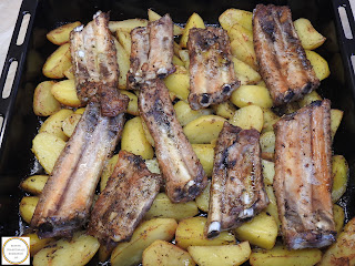 Coaste de porc cu cartofi la tava in cuptor reteta mancare friptura costite scaricica retete mancaruri cu carne si legume,