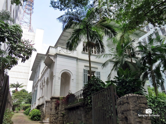 Vista ampla de um Casarão Tombado na Alameda Joaquim Eugênio de Lima, Bela Vista