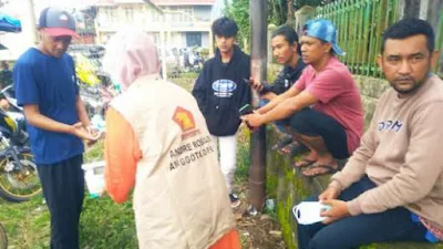 Andre Rosiade Bagi 10.000 Masker untuk Warga Sekitar Gunung Marapi
