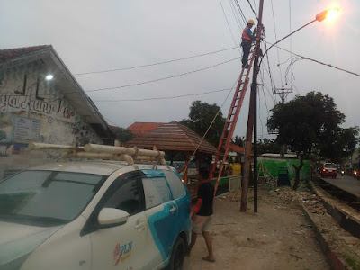 waktu tidak lama petugas PLN langsung datang ke lokasi untuk memperbaiki kabel listrik yang terputus