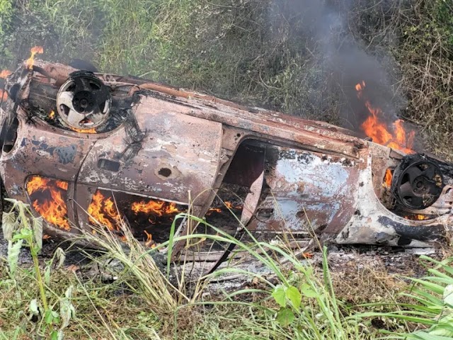 Carro capota e pega fogo na BA-851, em Nova Redenção (BA)