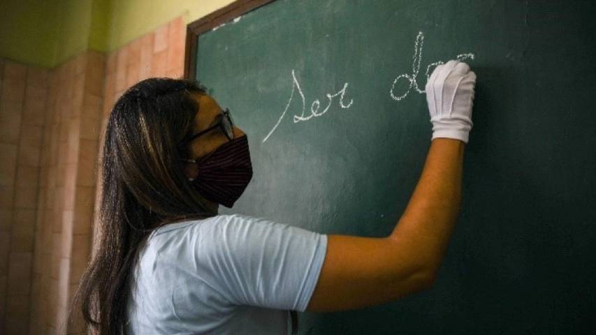 Cuestionan el destino de la educación en las aulas