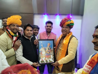 भाजपा प्रदेशअध्यक्ष सतीश पुनिया को साधु ने भेट की वीर शीरोमणि की स्मृति चिन्ह