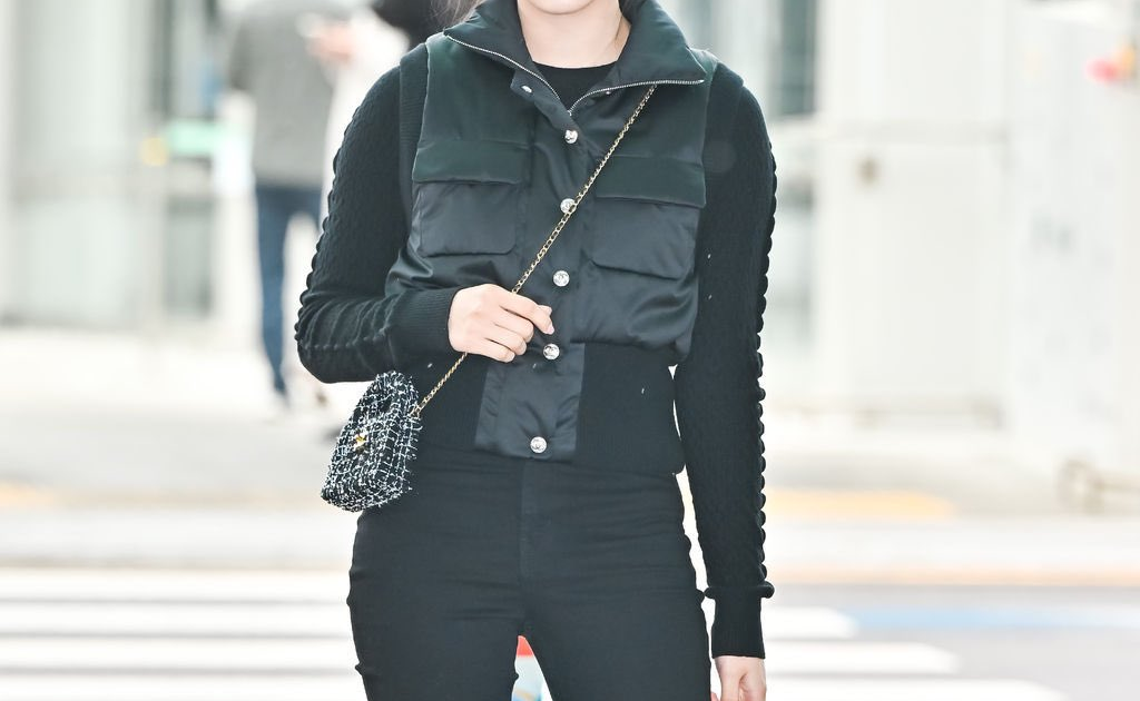 [theqoo] JOURNALIST PHOTOS OF NEWJEANS MINJI LEAVING FOR THE CHANEL SHOW FOR PARIS FASHION WEEK
