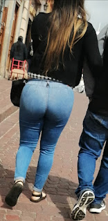 Guapa mujer jeans apretados