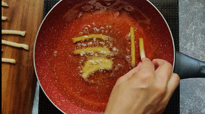 fried dough snack with flavour of cinnamon