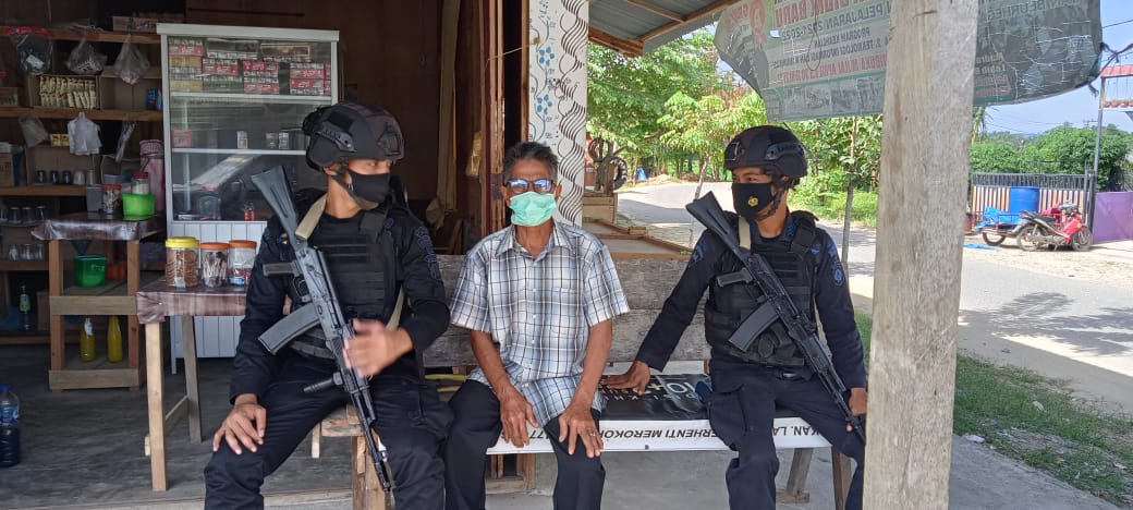 Patroli Sambang Desa, Brimob Polda Aceh Himbau Warga untuk Vaksin