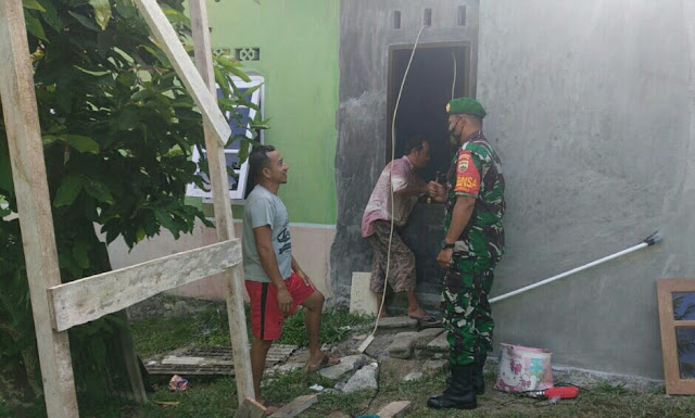 Lakukan Komsos, Babinsa Yuniaro Zebua Beri Semangat dan Berbagi Pengalaman dengan Pengrajin Kayu