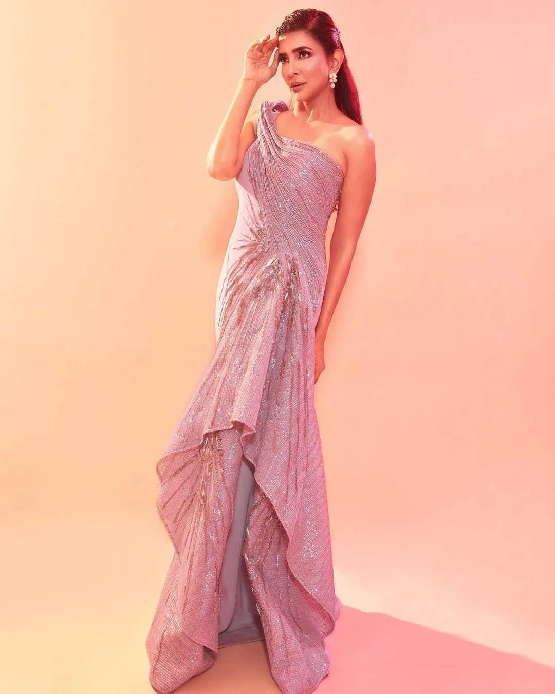 lakshmi-manchu-hot-looks-from-siima-awards-2021