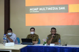 Kepala SMK Negeri 1, Drs. Akh. Sigit Suyani, M.T., S.ST memberikan sambutan di Pembukaan Rapat MGMP MM