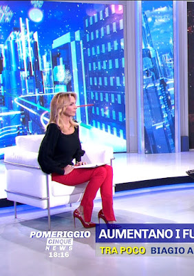 Simona Branchetti Pomeriggio Cinque News abbigliamento scarpe tacchi alti 22 dicembre